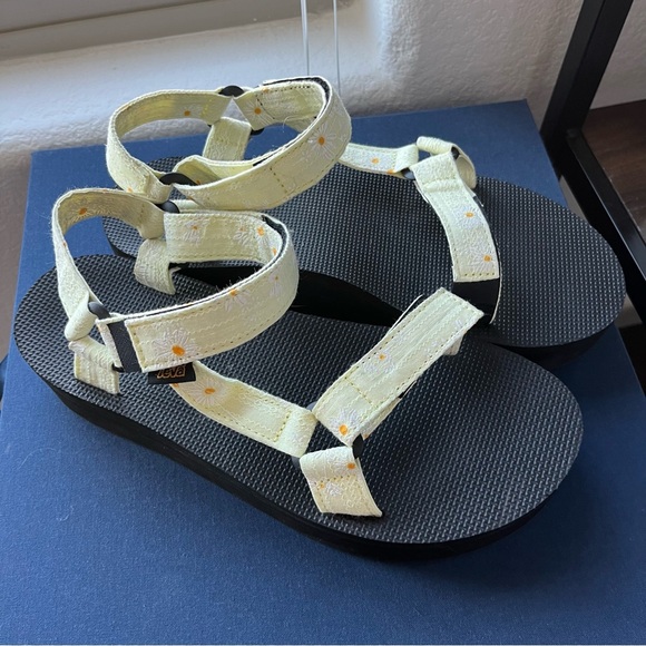 Teva Flatform Sandal Gloriosa Size 9 Daisy Print Yellow Platform Sandals - Picture 3 of 8